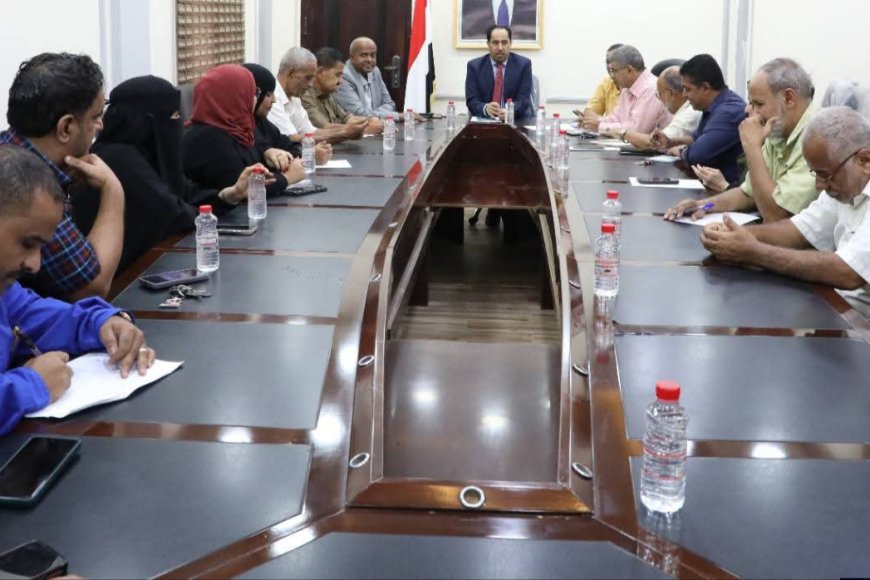 البكري يلتقي موظفي مكتب الشباب بعدن ويؤكد أهمية الانضباط الوظيفي وتطوير الأداء