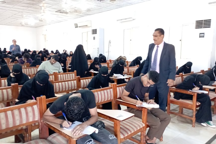 في جامعة عدن.. عميد اللغات والترجمة يتابع سير الامتحانات ويؤكد جاهزية الكلية