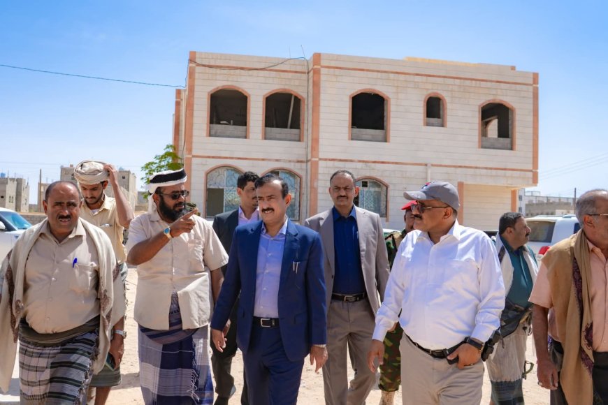 المحافظ بن الوزير يتفقد سير العمل في استكمال مبنى دار الضيافة بالإدارة المحلية