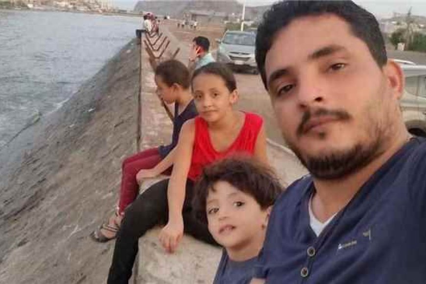 صورة مؤثرة للصحفي محمد عيضة مع أبنائه تثير تفاعلاً واسعاً على مواقع التواصل