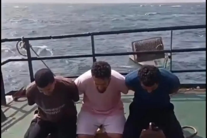 قراصنة صوماليون يلوحون بقتل رهائن على متن ناقلة نفط اختُطفت قبالة سواحل شبوة