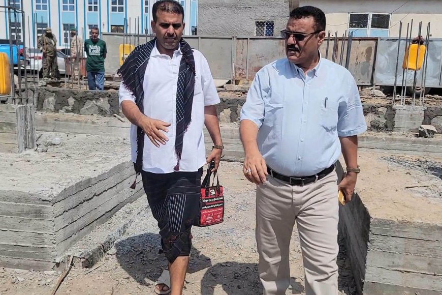 مدير عام المنصورة يتفقد مشروع استكمال بناء مكاتب السلطة المحلية بالمديرية..