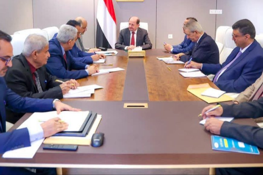 رئيس الوزراء يعقد اجتماعاً بقيادة وزارة المالية والمصالح الإيرادية التابعة لها