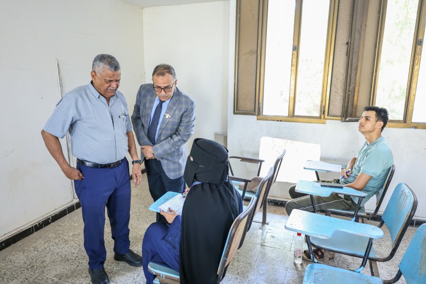 رئيس جامعة عدن يتفقد امتحانات كلية الإعلام