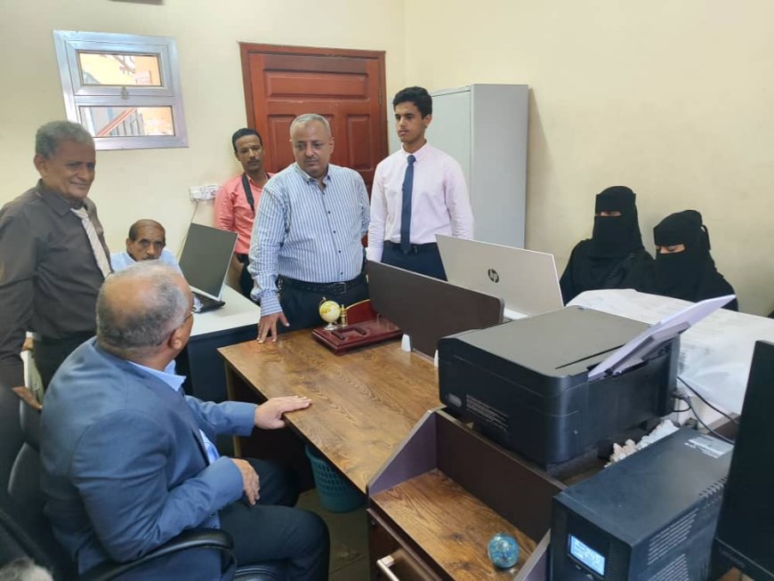 ​وزير التربية والتعليم يتفقد مستوى الانضباط الوظيفي بديوان الوزارة في عدن