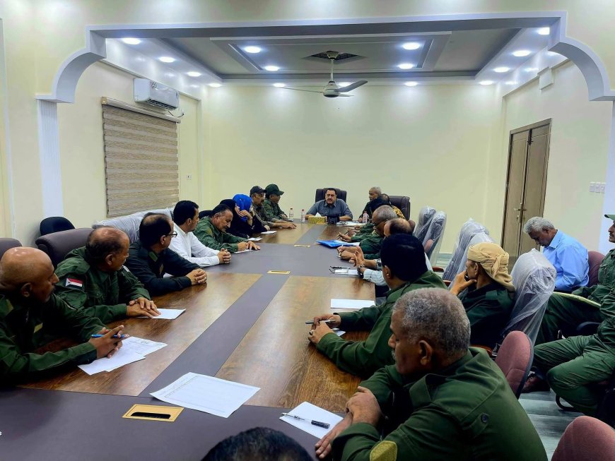 مدير أمن العاصمة عدن يترأس اجتماعاً قيادياً موسعاً مع مساعديه ومدراء الإدارات الأمنية.