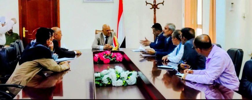اجتماع برئاسة المحافظ شمسان يقر تشكيل لجنة لوضع ضوابط لتنظيم الأسواق بتعز