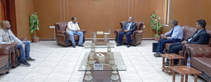 رئيس جامعة عدن يبحث مع جمعية العون المباشر تعزيز الشراكة وتطوير برنامج المنح التعليمية للطلاب الأشد احتياجًا