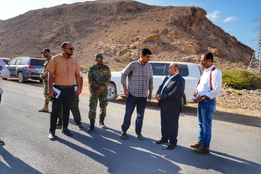عضو مجلس القيادة الخنبشي يتفقد مشروعي شق وسفلتة طريق الغليلة–أمبيخة وطريق الدائري الوسط بالمكلا