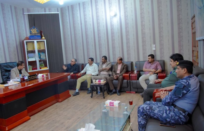 المحافظ بن الوزير يترأس اجتماع اللجنة المختصة للخدمات، ويوجه بالبدء بالتجهيزات الخدمية للمنطقة الصناعية غرب عتق