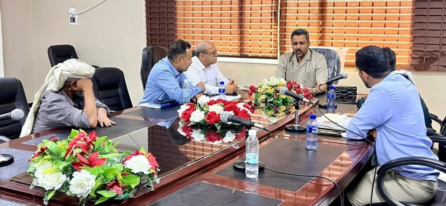 محافظ لحج يناقش مع مدراء عموم الحوطة وتبن وصندوق النظافة مستوى خدمات النظافة وتقييم الأداء الميداني ... 