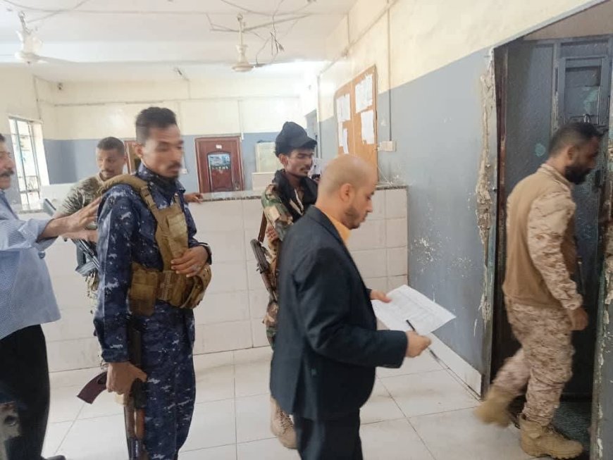رئيس محكمة الميناء بعدن يتفقد أوضاع الموقوفين في أقسام شرط التواهي والمعلا والقلوعة