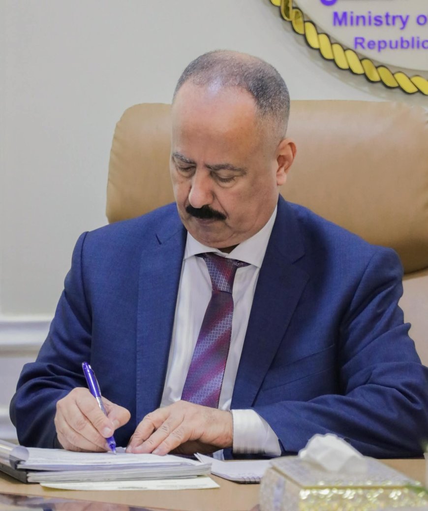 وزير النقل يكلف قائماً بأعمال مدير عام مطار عدن الدولي وقائماً بأعمال نائب المدير