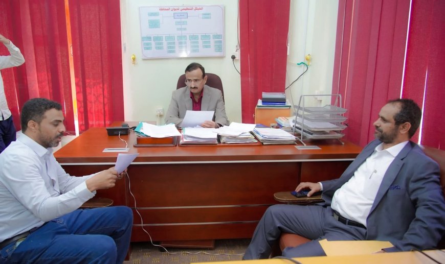 المحافظ بن الوزير يناقش مع مدير عام الصحة خطة تنفيذ المسح الميداني لمرض التراخوما في شبوة