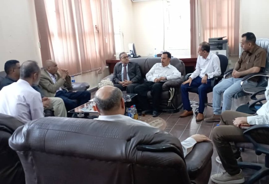 رئيس جامعة عدن يناقش تطوير الأداء الأكاديمي بكلية العلوم الإدارية ومركز غرامة
