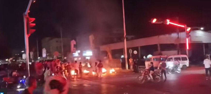 احتجاجات غاضبة تتواصل في المنصورة والشيخ عثمان وقطع طرقات بالإطارات المشتعلة