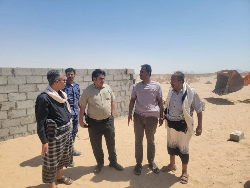 اللجنة الخدمية المختصة بمدينة عتق تباشر إزالة العشوائيات والتعديات بالمخططات غير المصرح بها.