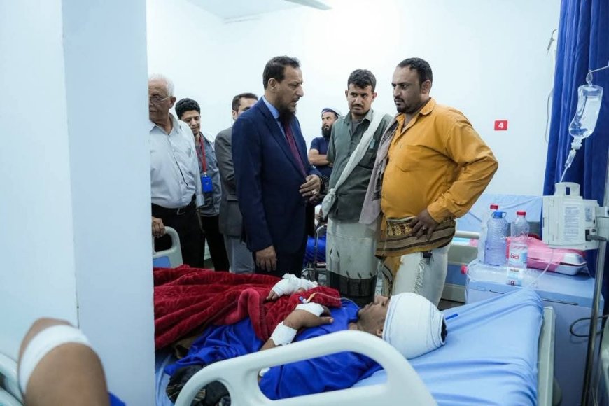 المحافظ عبدالرحمن شيخ يتفقد جرحى انفجار معسكر العمالقة ويشدد على أهمية إيلائهم الرعاية الطبية الكاملة