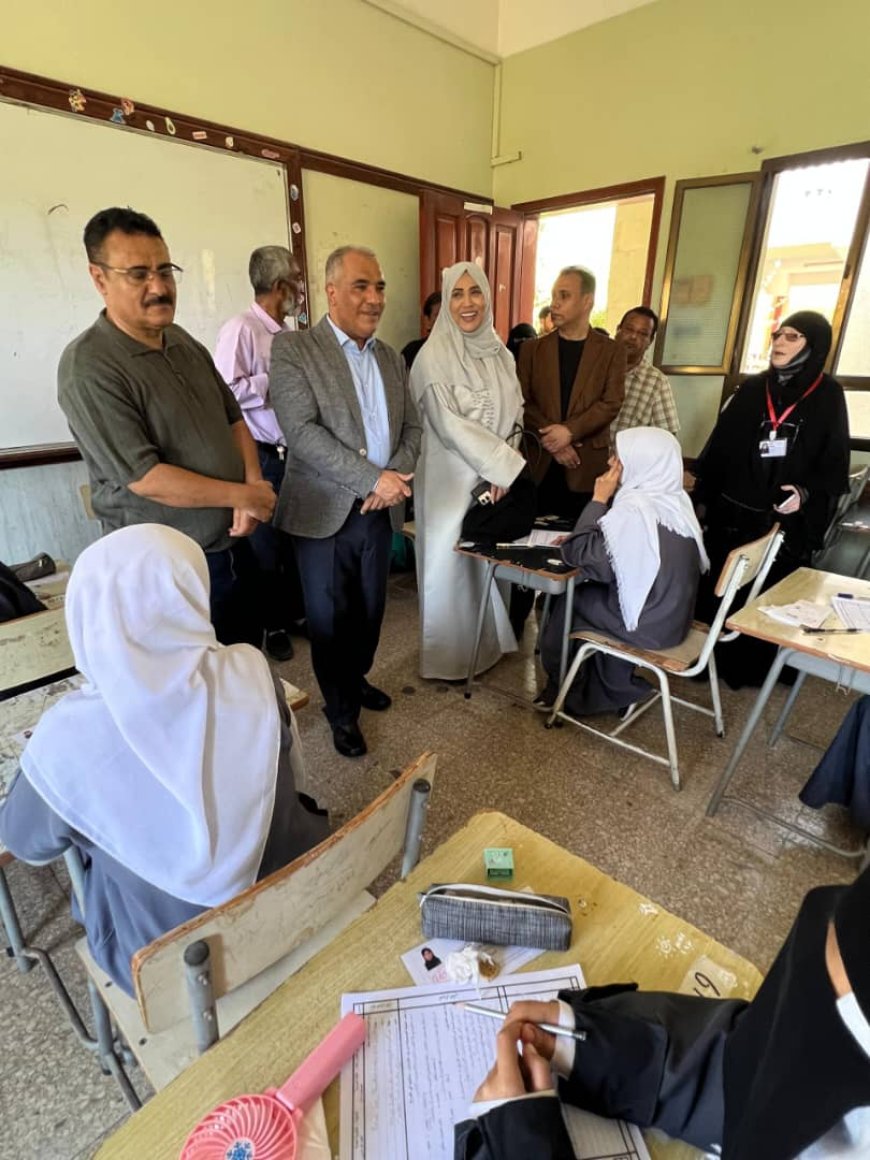 وزير التربية (العبادي) يطلع على سير الاختبارات الوزارية في مركزي ثانوية عدن النموذجية وخديجة بمديرية المنصورة بعدن