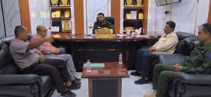 مدير أمن محافظة لحج يبحث مع قيادتي الواجبات الزكوية والضرائب والسلطة المحلية بمديرية تبن تعزيز التنسيق المؤسسي ومعالجة قضايا التداخل الإداري
