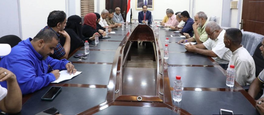 البكري يلتقي موظفي مكتب الشباب بعدن ويؤكد أهمية الانضباط الوظيفي وتطوير الأداء