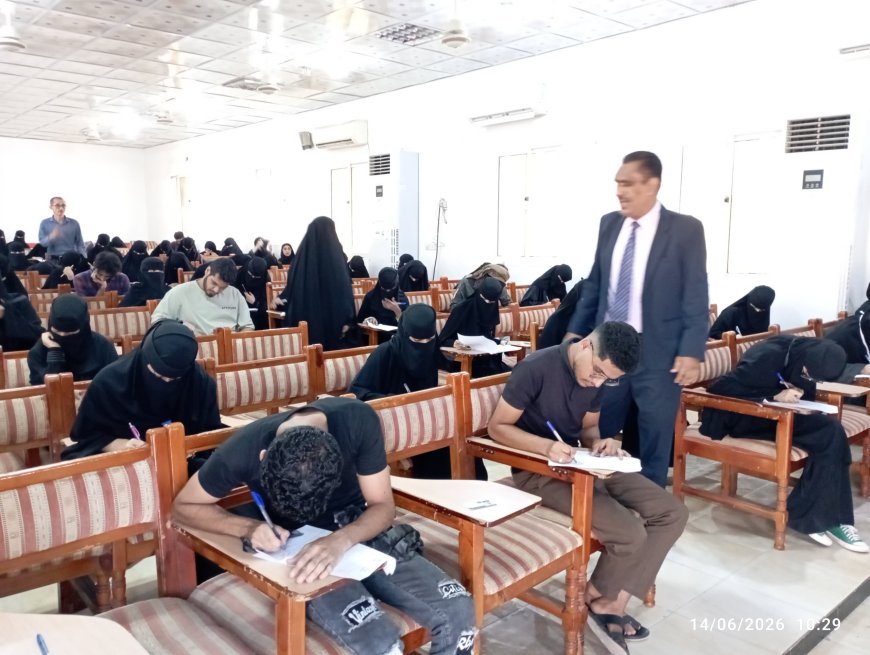 في جامعة عدن.. عميد اللغات والترجمة يتابع سير الامتحانات ويؤكد جاهزية الكلية