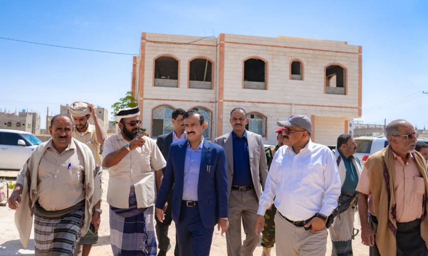 المحافظ بن الوزير يتفقد سير العمل في استكمال مبنى دار الضيافة بالإدارة المحلية
