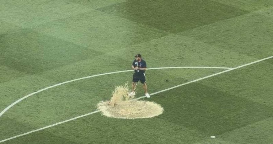 في كأس العالم .. انفجار انبوب مجاري في أرضية الملعب بين شوطي مباراة.. فيديو