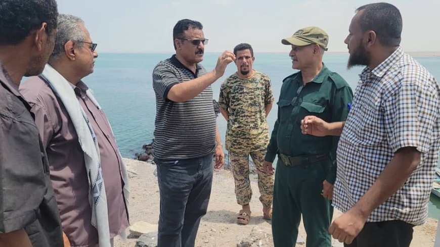 خلال زيارته التفقدية للمنطقة.."الداؤودي" يؤكد على معالجة مشكلة ضعف وانقطاعات المياه بمنطقة فقم في مديرية البريقة