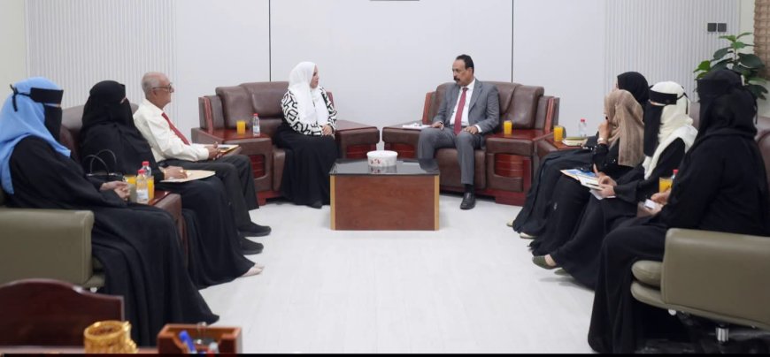 وزير الأشغال وشؤون المرأة يناقشان خطوات عملية لتعزيز التعاون وتمكين المرأة. 
