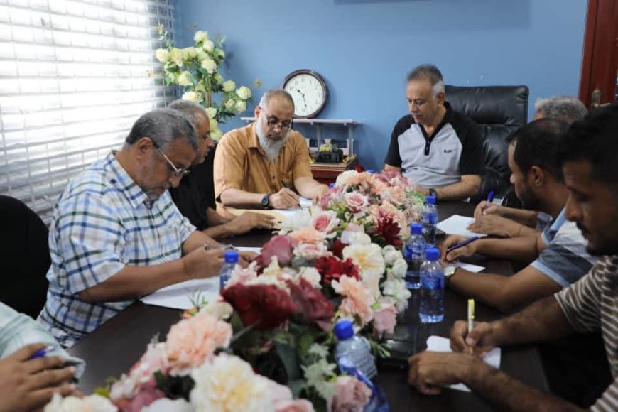 فتح مظاريف مناقصتي تعشيب وصيانة ممشى المعلا (الدكة) وترميم وتأهيل المجمع الصحي بالمعلا