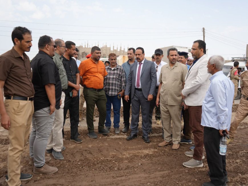 وزير الأشغال ومحافظ لحج يدشنان أعمال الصيانة الروتينية للطرق بالمحافظة.