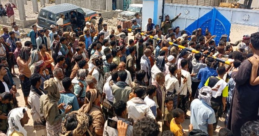 لحج.. لليوم الثاني على التوالي تواصل التظاهرات الجماهيرية الحاشدة رفضاً لتغيير مدير الأمن