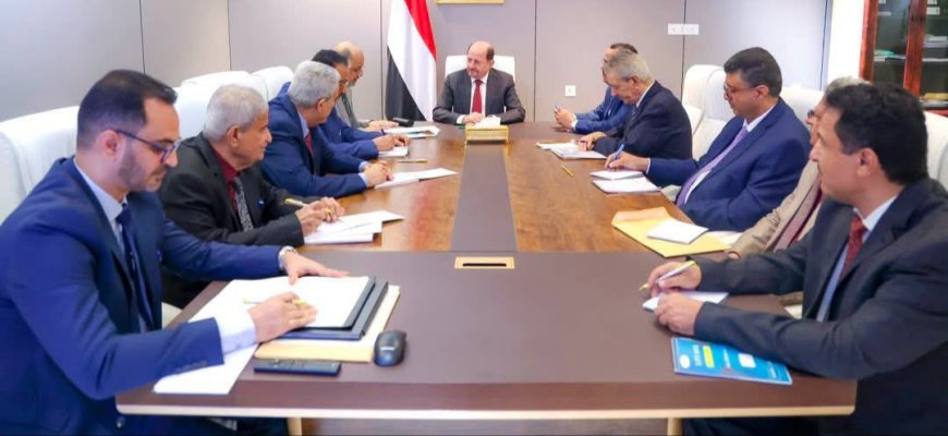 رئيس الوزراء يعقد اجتماعاً بقيادة وزارة المالية والمصالح الإيرادية التابعة لها
