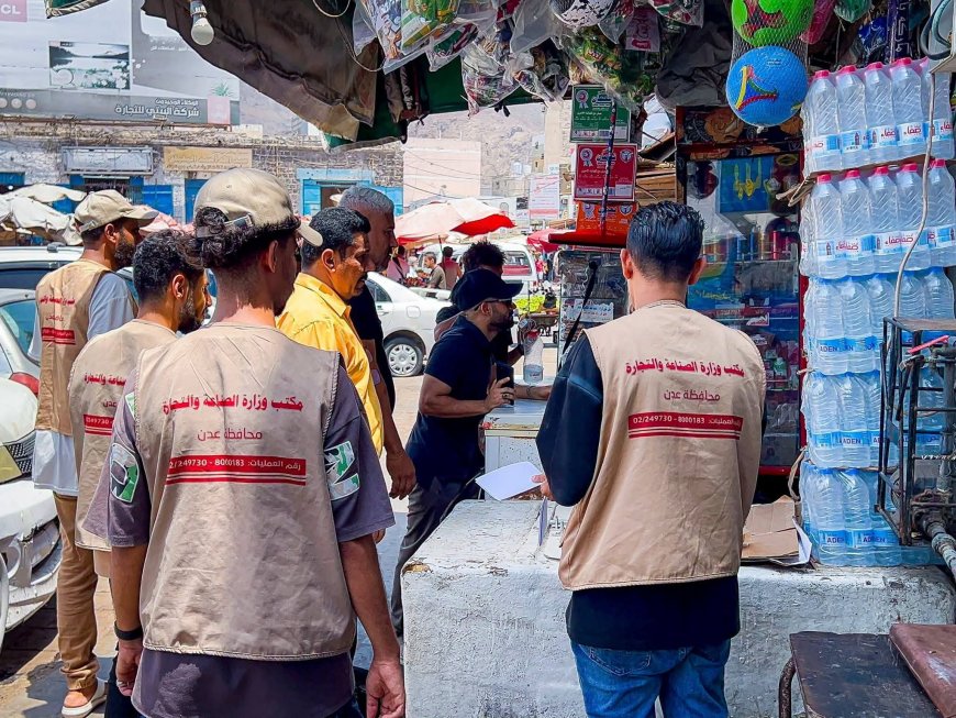 بن جرادي ينفذ نزولًا ميدانيًا لضبط الأسعار في أسواق مديرية صيرة ويؤكد استمرار الحملات الرقابية