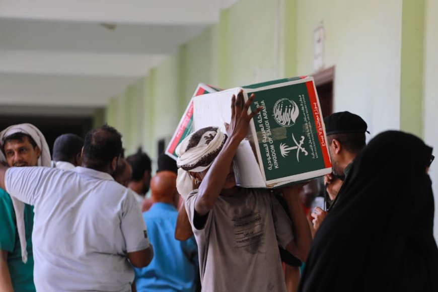 مركز الملك سلمان للإغاثة يوزع أكثر من 272 طناً من المواد الغذائية في عدن