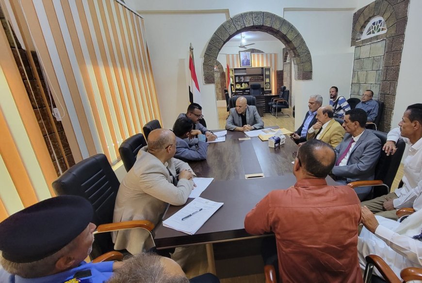 اجتماع برئاسة المحافظ شمسان يقر ضوابط تنظيم الأسواق ومنع تأجير الأرصفة المعيقة للحركة.