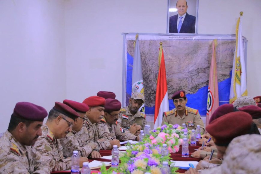 وزير الدفاع يؤكد رفع جاهزية القوات المسلحة خلال اجتماع عسكري في مأرب