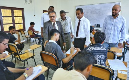 رئيس جامعة عدن يتفقد سير الامتحانات بكلية الحاسوب وتكنولوجيا المعلومات
