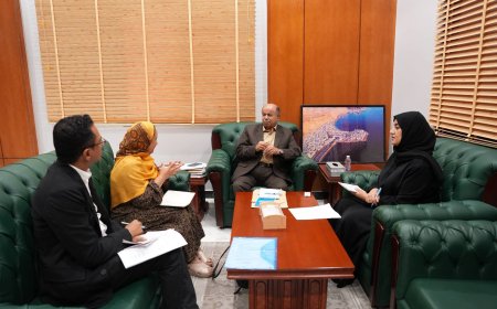 عضو مجلس القيادة الخنبشي يطلع على برامج مركز المدنيين في الصراع (CIVIC) بحضرموت