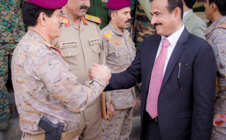 وزير الدفاع يتفقد محور عتق ويشيد بالتكامل بين التشكيلات العسكرية في شبوة