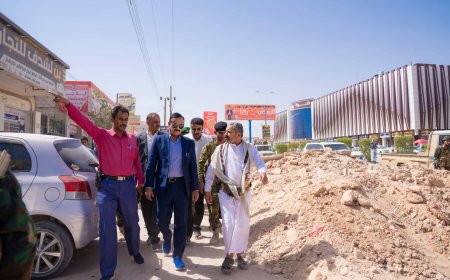 المحافظ بن الوزير يدشن أعمال مشروع توسعة وتأهيل شارع الأربعين بمدينة عتق.