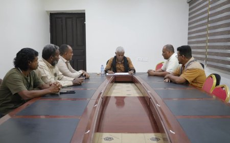 المدير العام لمديرية الشحر يترأس اجتماع بلجنة الاستلام والتسليم بفرع هيئة الأراضي بالمديرية