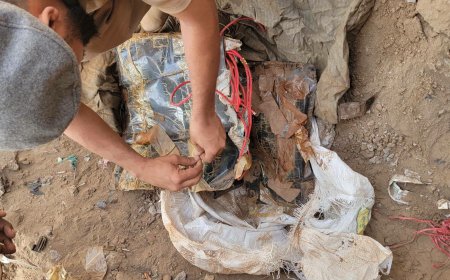 أمن العاصمة عدن يعثر على كميات كبيرة من المتفجرات والعبوات الناسفة في منطقة دار سعد.