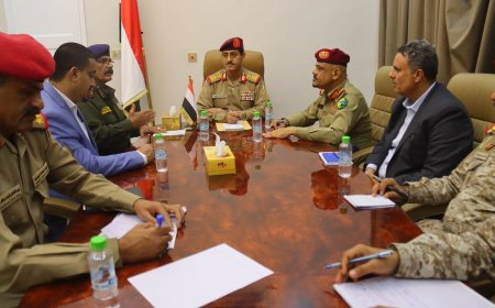 وزير الدفاع يترأس اجتماعا للجنة الأمنية العليا في عدن 