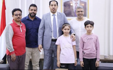 البكري يكرّم أصغر لاعبة مشاركة في تصفيات عدن الفردية للشطرنج للسيدات ويشيد بموهبتها