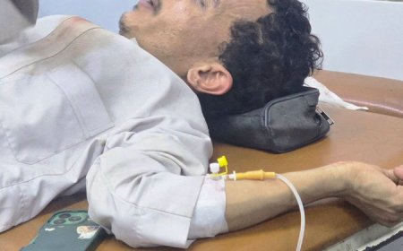 عاجل.. إعلامي يتعرض لاعتداء خلال تغطيته تظاهرة في ساحة العروض بعدن