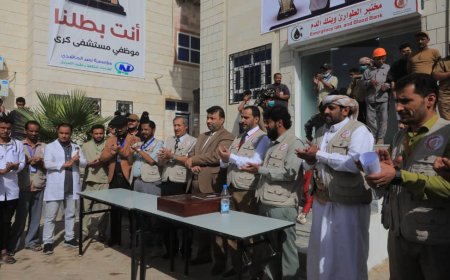 موظفو مستشفى كرى يحتفون بمديرهم العام بعد تتويجه بدرع الريادة كأفضل مدير مستشفى في اليمن 2025