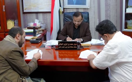 المحافظ بن الوزير يصادق على عقد تنفيذ مشروع إنشاء مبنى المؤسسة العامة للكهرباء – فرع شبوة