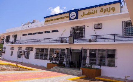 إجراء مراسيم الاستلام والتسليم لمنصب مدير عام مكتب وزير النقل بين المديرين السابق والجديد 